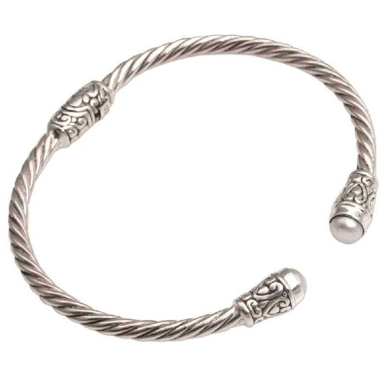 Pure link bangles-Handmade Sterling Silver 'Spiral Temple' Cultured Pearl Bracelet (5.5 mm) (Indonesia)