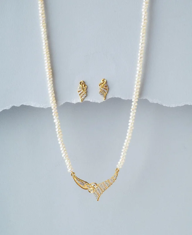 Shiny name necklaces-Elegant Pearl Necklace Set