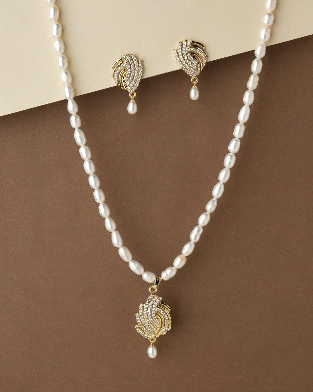 Daisy motif necklaces-Elegant Pearl Necklace Set